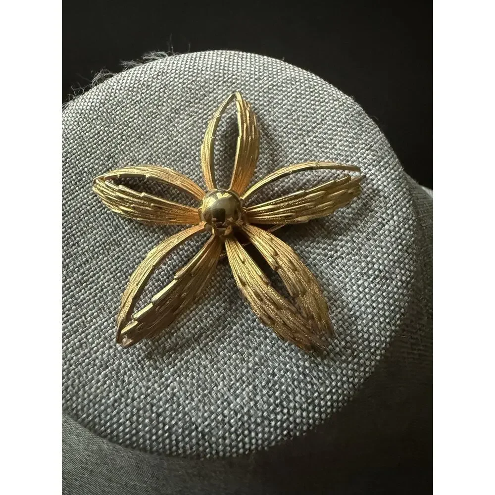 Vintage MCM Mid Century Modern Gold Tone Flower Brooch Pin Capsule Old Money